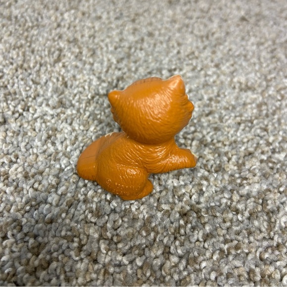 Vintage Mattel 1991 Courtney Pet Pals Kitty Figurine Raised Paw Brown and cream - Picture 2 of 7